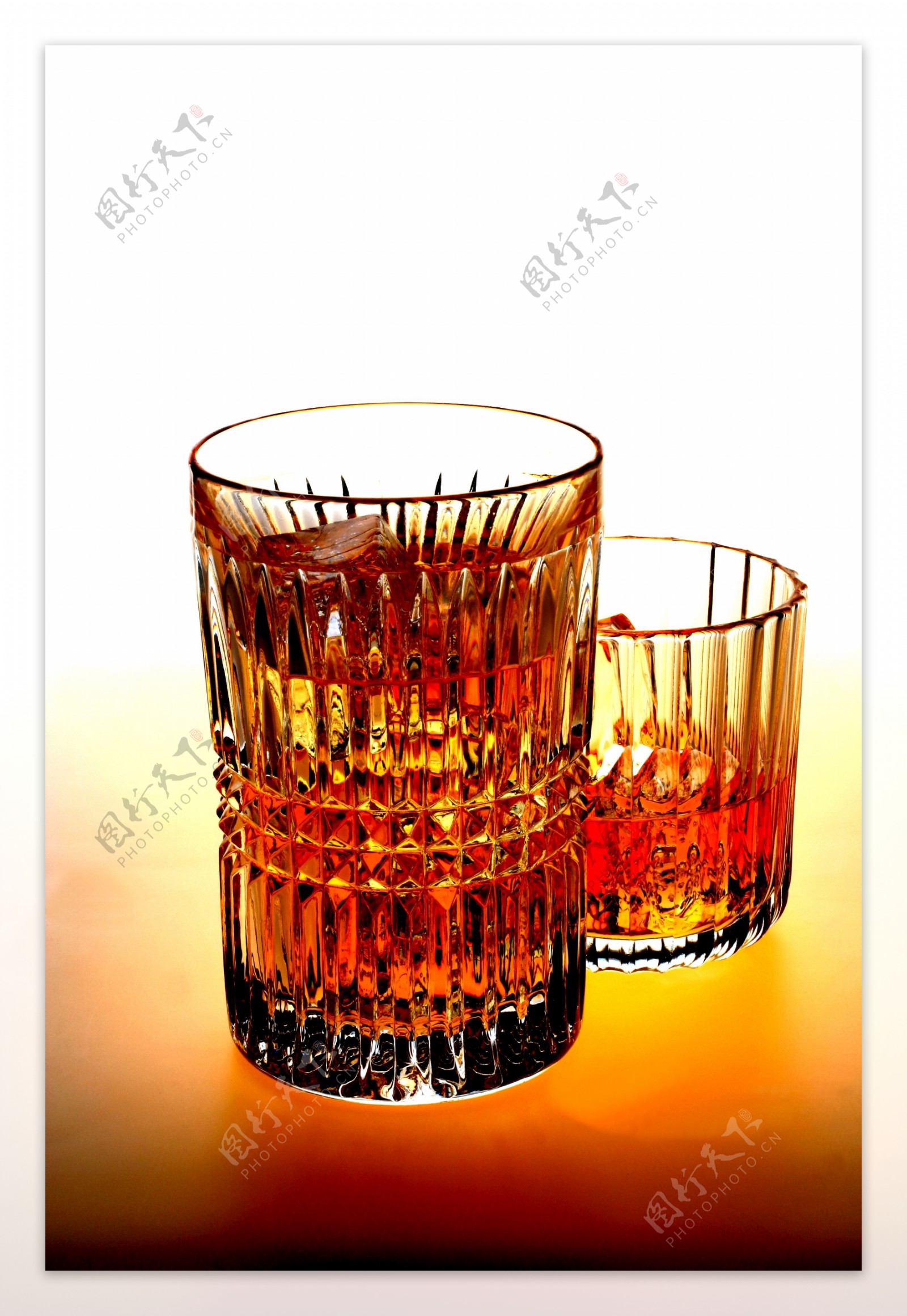 威士忌酒杯和红酒图片