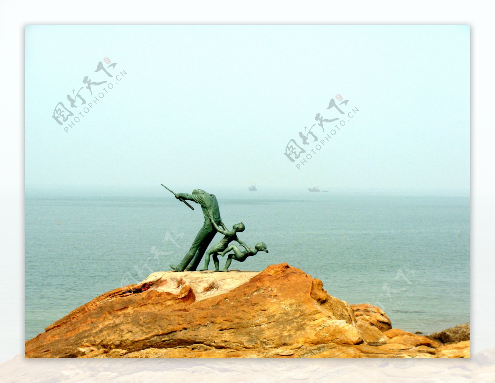 连云港海边钓鱼雕塑图片