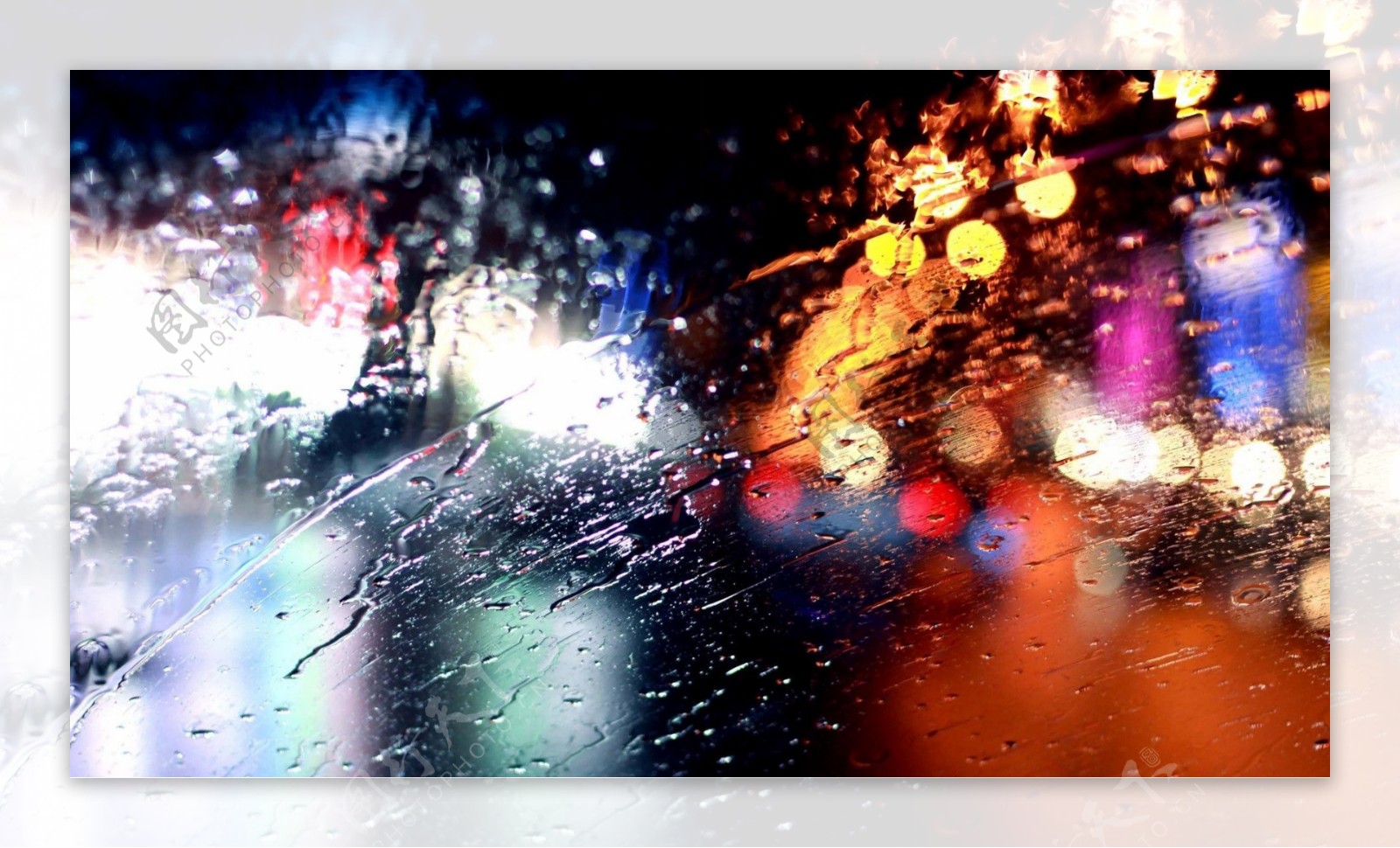 雨中车窗里的美丽夜景