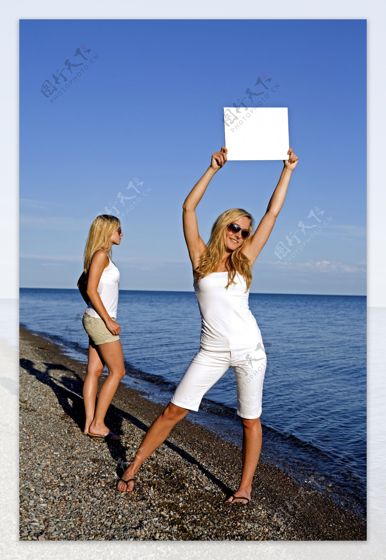 女人与白色牌高清女人白色牌广告牌空白广告牌高清图片
