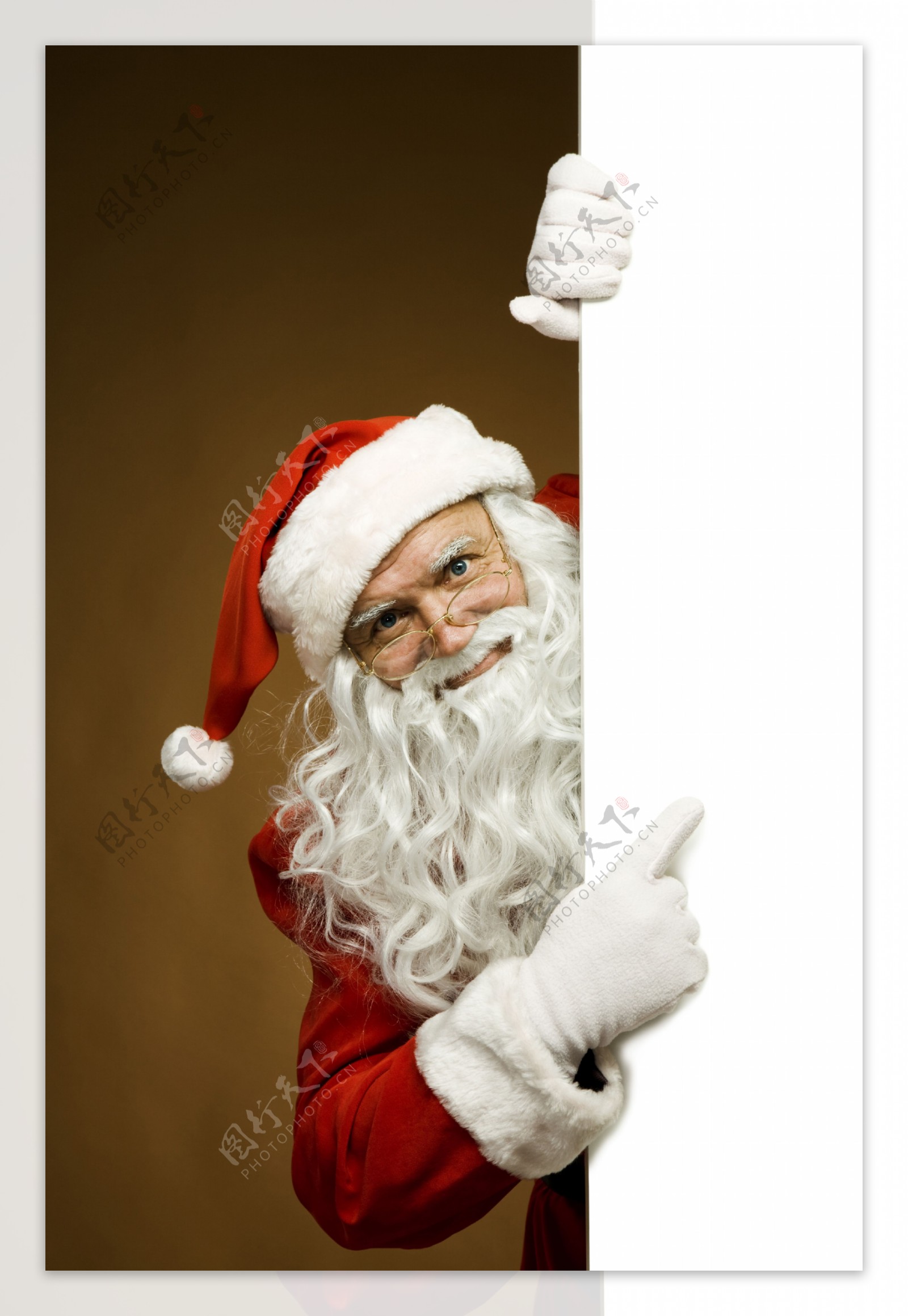 手指着空白广告牌的圣诞老人图片