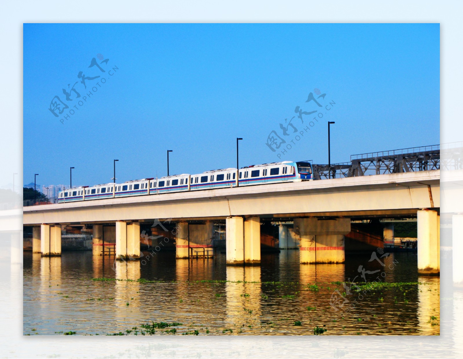 广州地铁5号线通过珠江大桥