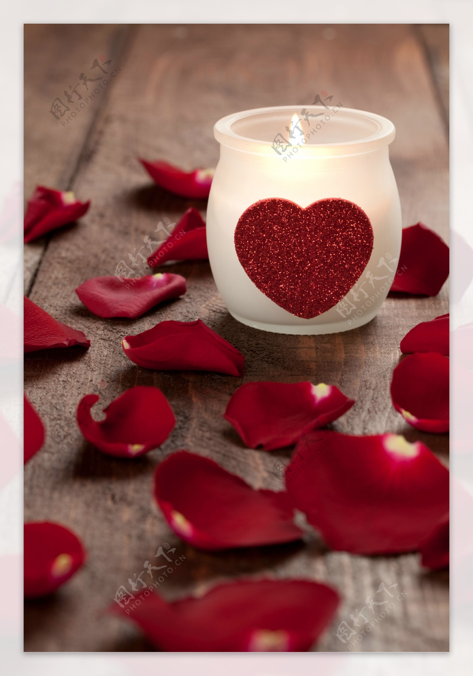 情人节蜡烛爱心玫瑰花瓣图片