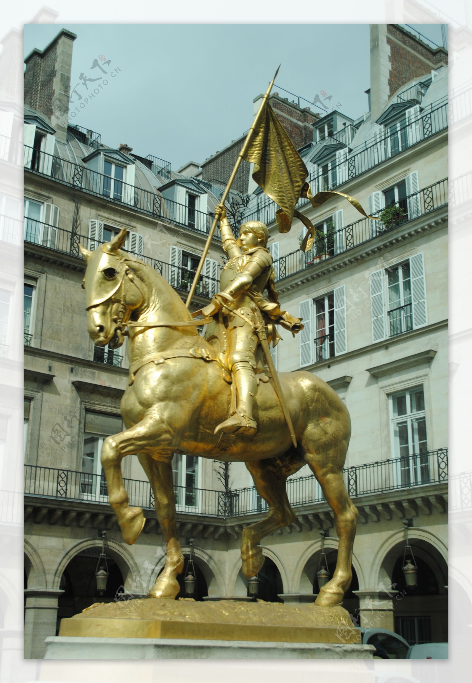 巴黎街头的胜利女神雕塑