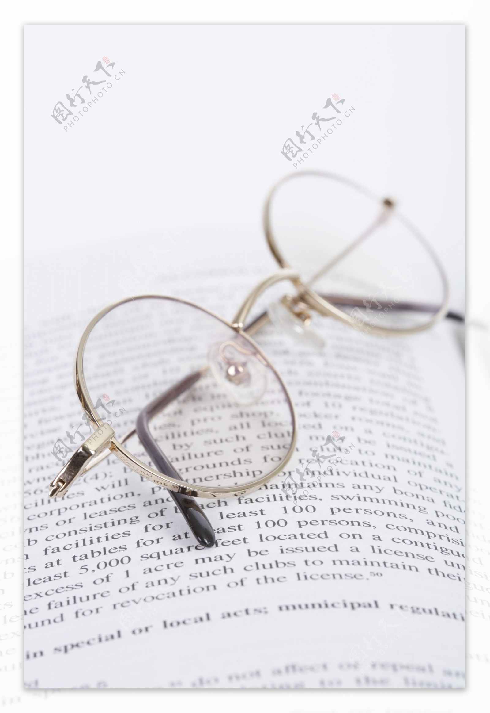 书籍眼镜图片