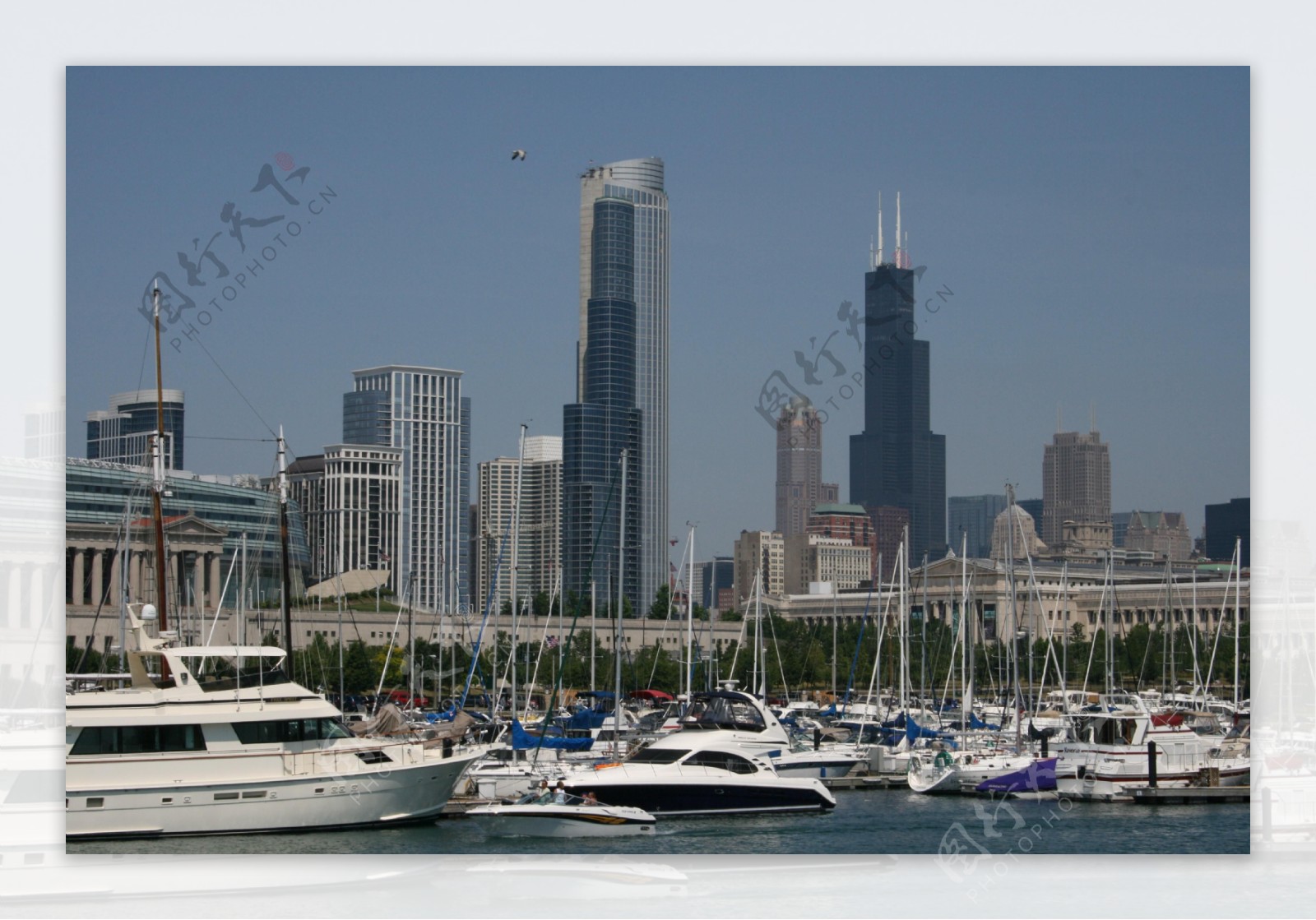 芝加哥城市高楼密歇根湖游船图片