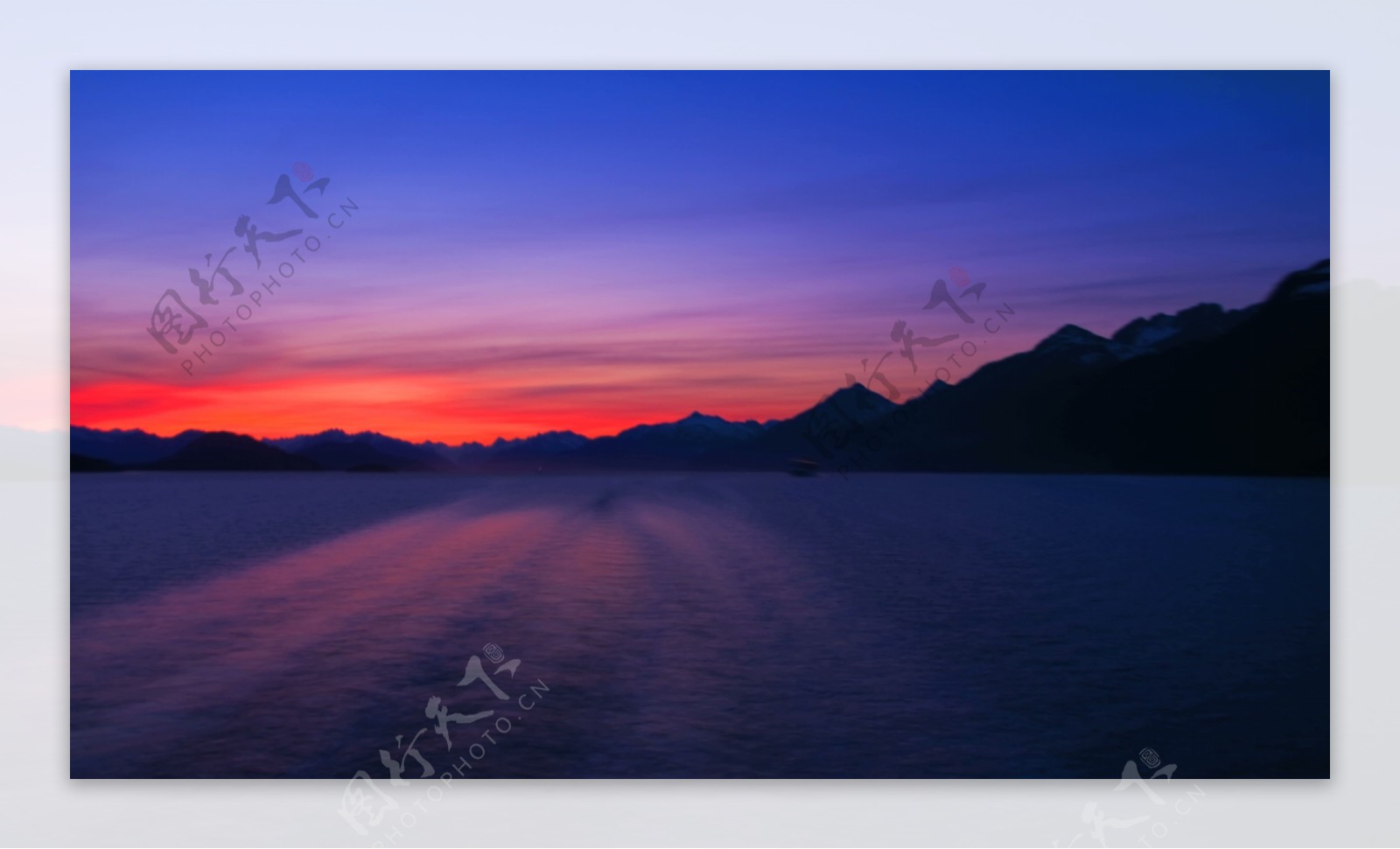 蓝色粉红和红色的天空日落4K超高清在阿拉斯加视频免费下载