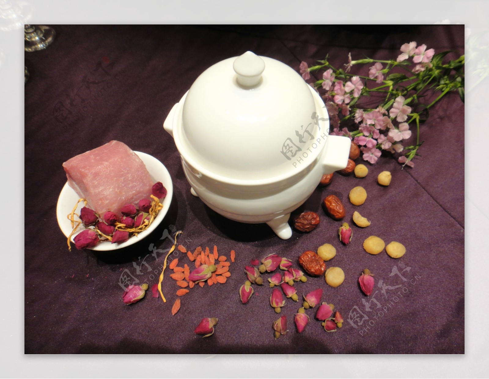 冬季养生汤系列玫瑰红枣猪排汤图片
