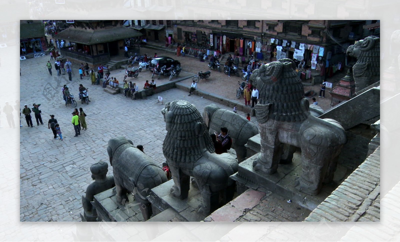 在巴德冈广场的街道交通和雕像尼泊尔股票视频