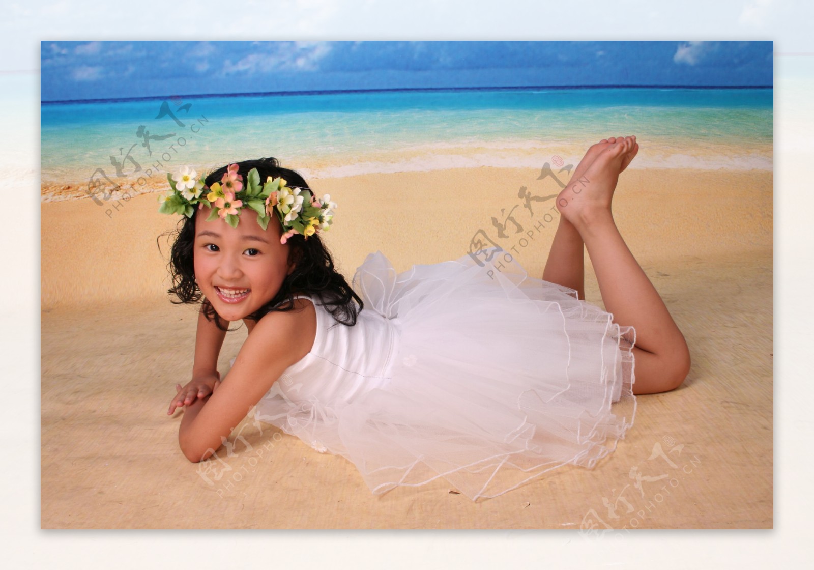 海滩边小女孩图片