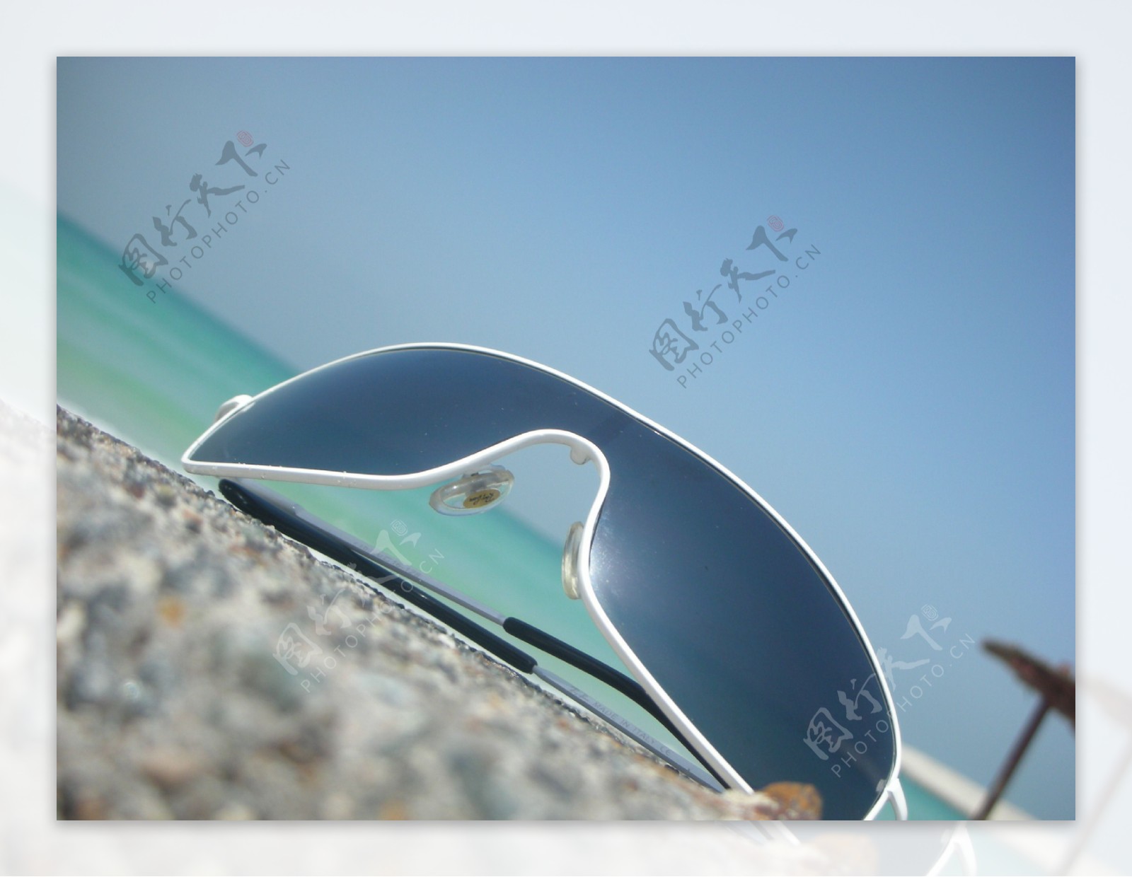 海滩太阳镜图片