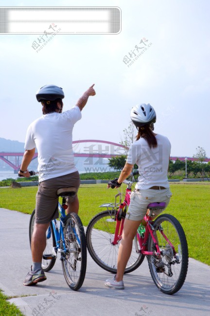 亲子休闲脚踏车自行车脚踏车赛车户外运动车道风景草坪