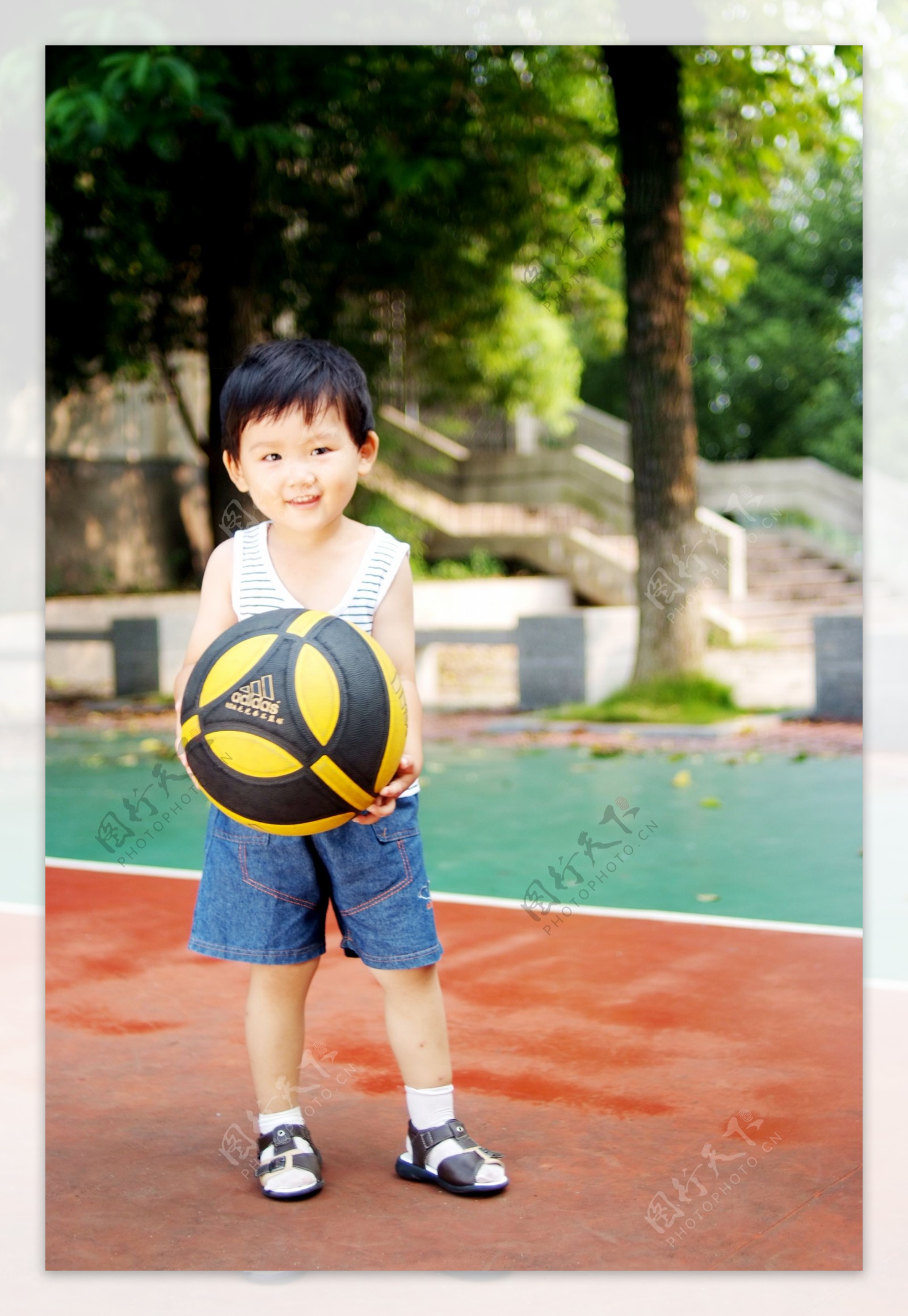 最小的篮球宝贝图片