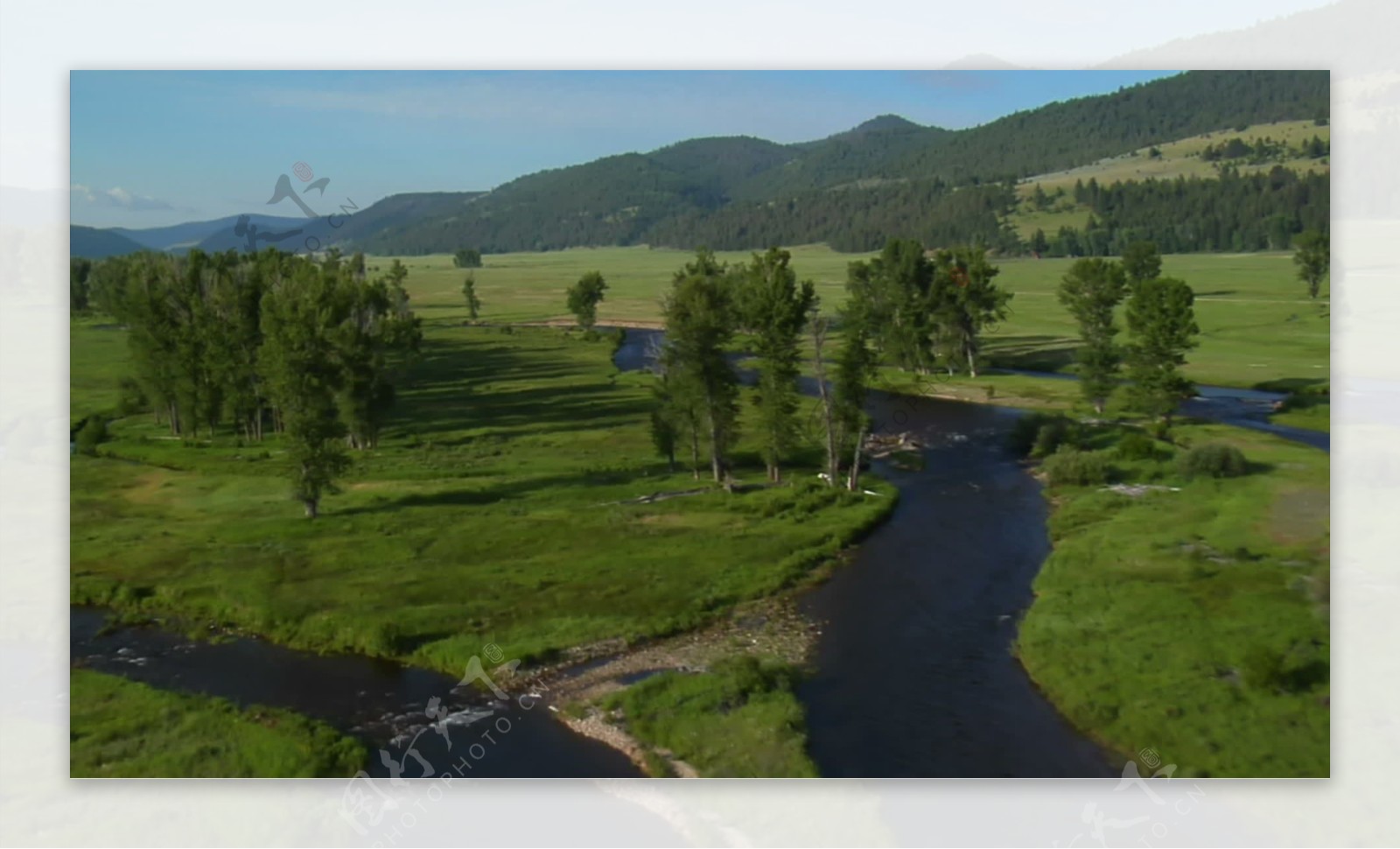 与河股票绿色山谷的空中拍摄的录像视频免费下载