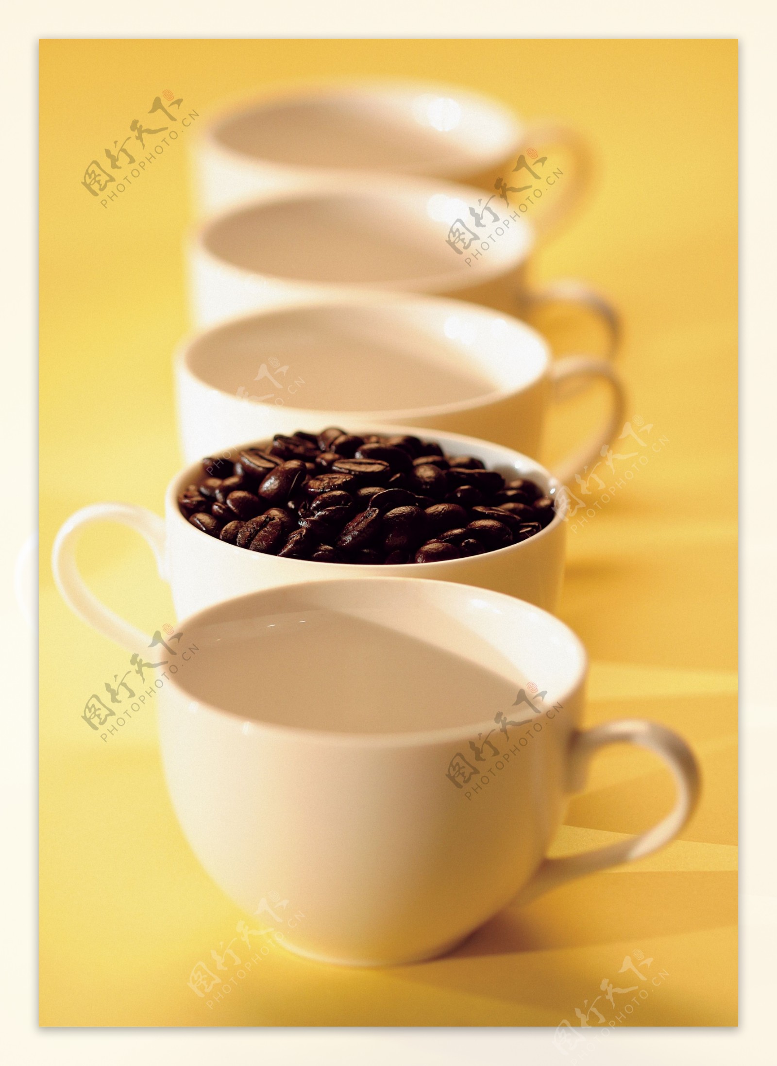 杯子里咖啡豆图片