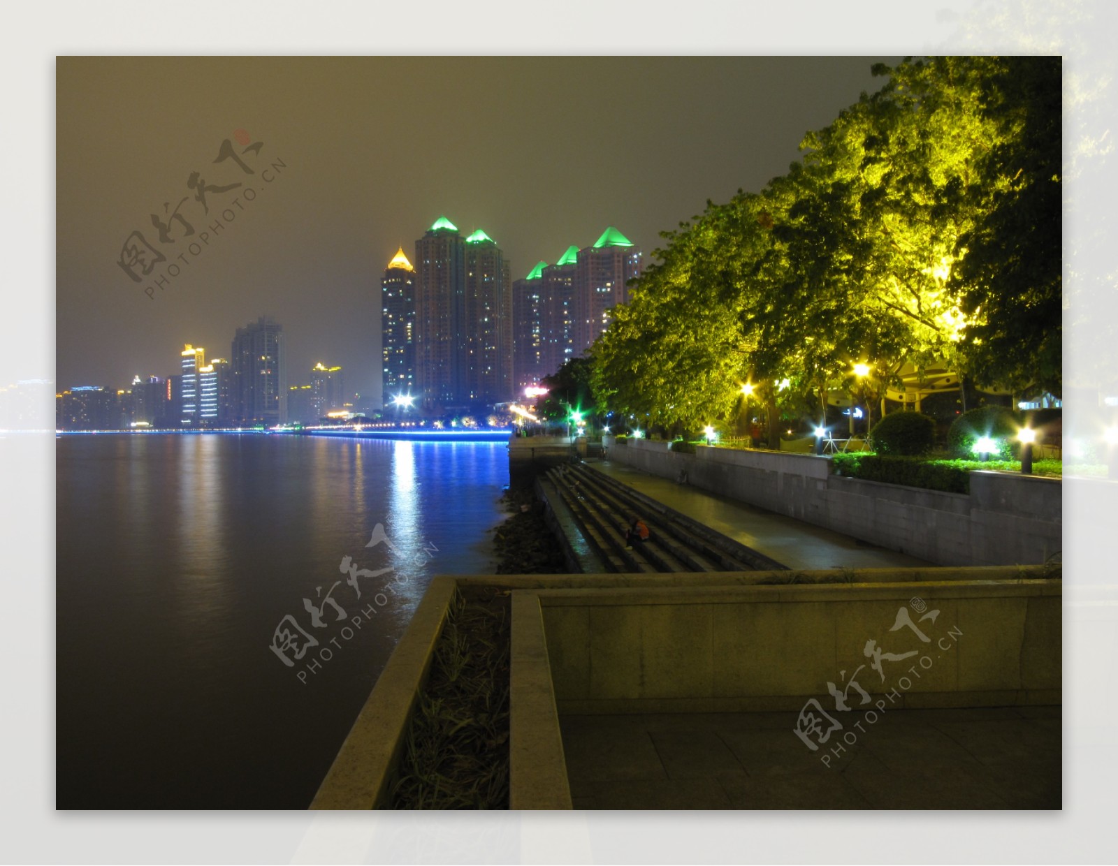 美丽的一河二岸的城市夜景图片