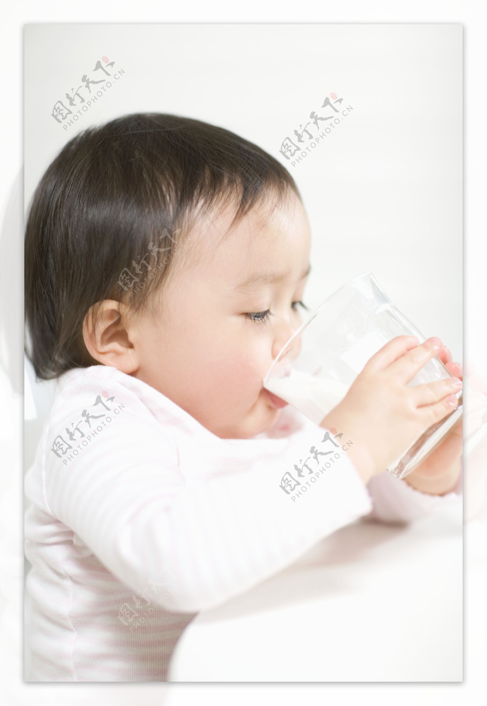 喝牛奶的小孩好大的图图片