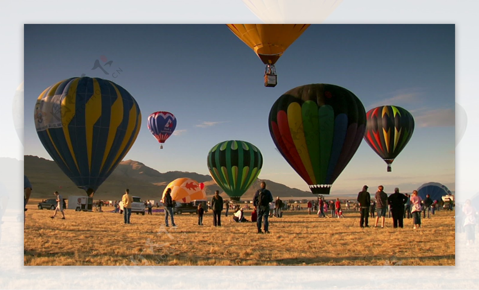 观众看着热气球升空的股票视频视频免费下载