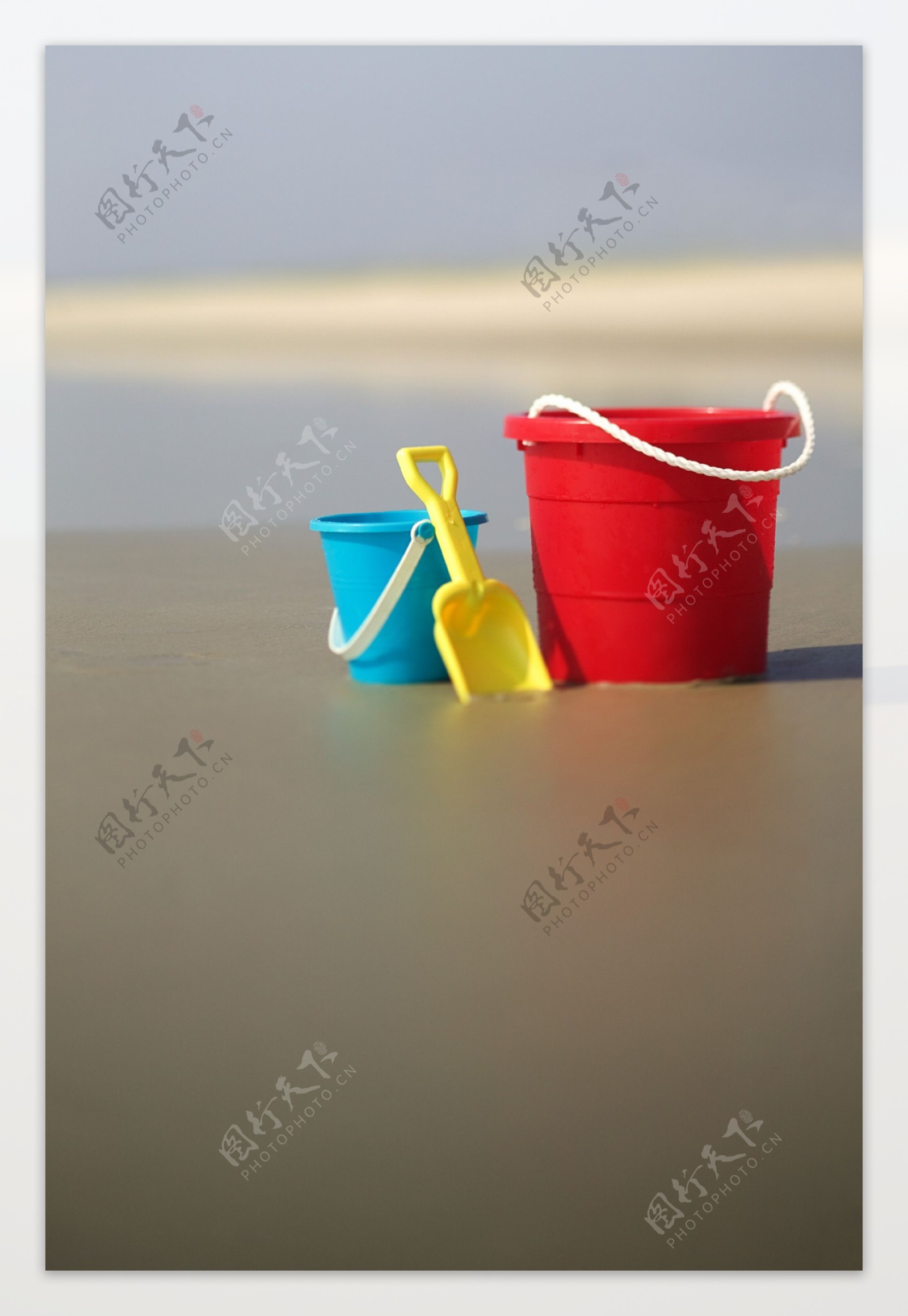 海滩水桶图片