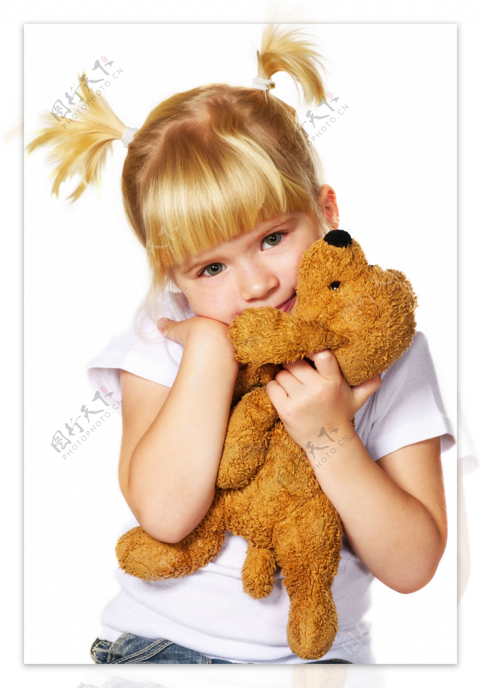 抱着玩具熊的小女孩图片
