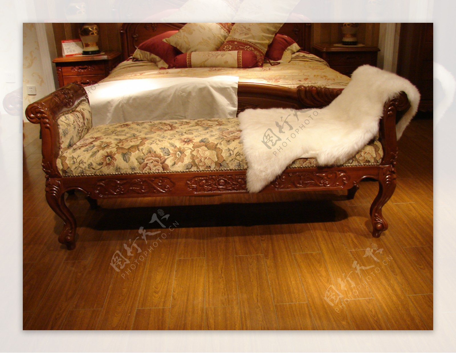 经典欧式家具床前凳与羊毛毯图片