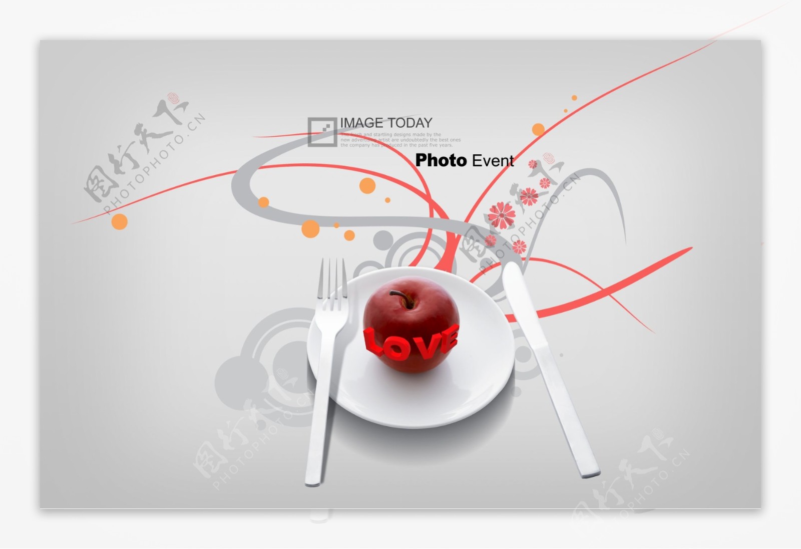 盘子内的刀叉和红苹果