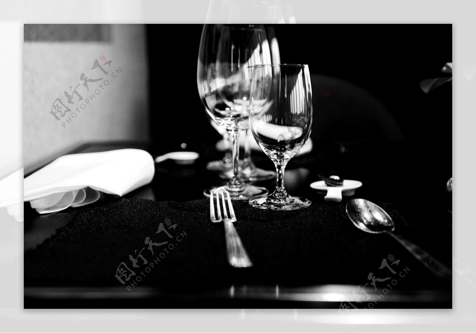 黑白餐具图片