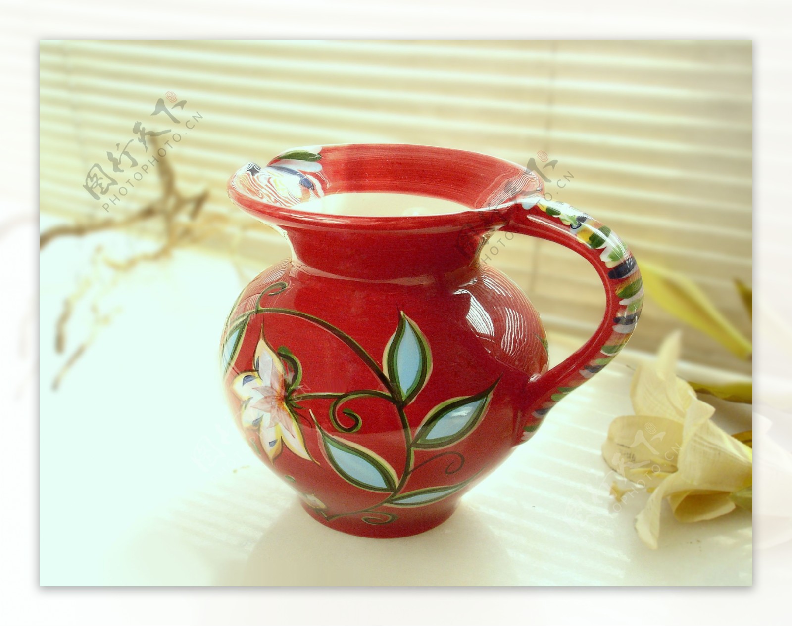 红色花瓶水罐图片