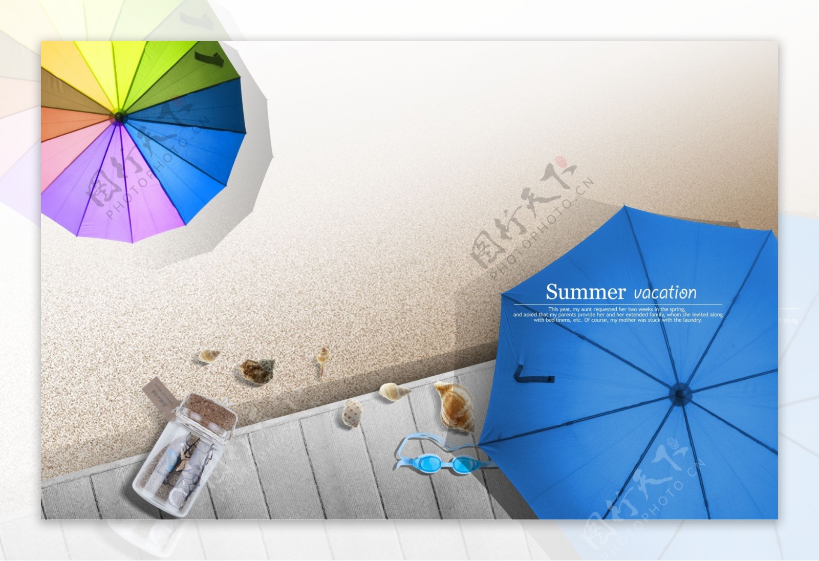 海滩上的彩色和蓝色遮阳伞