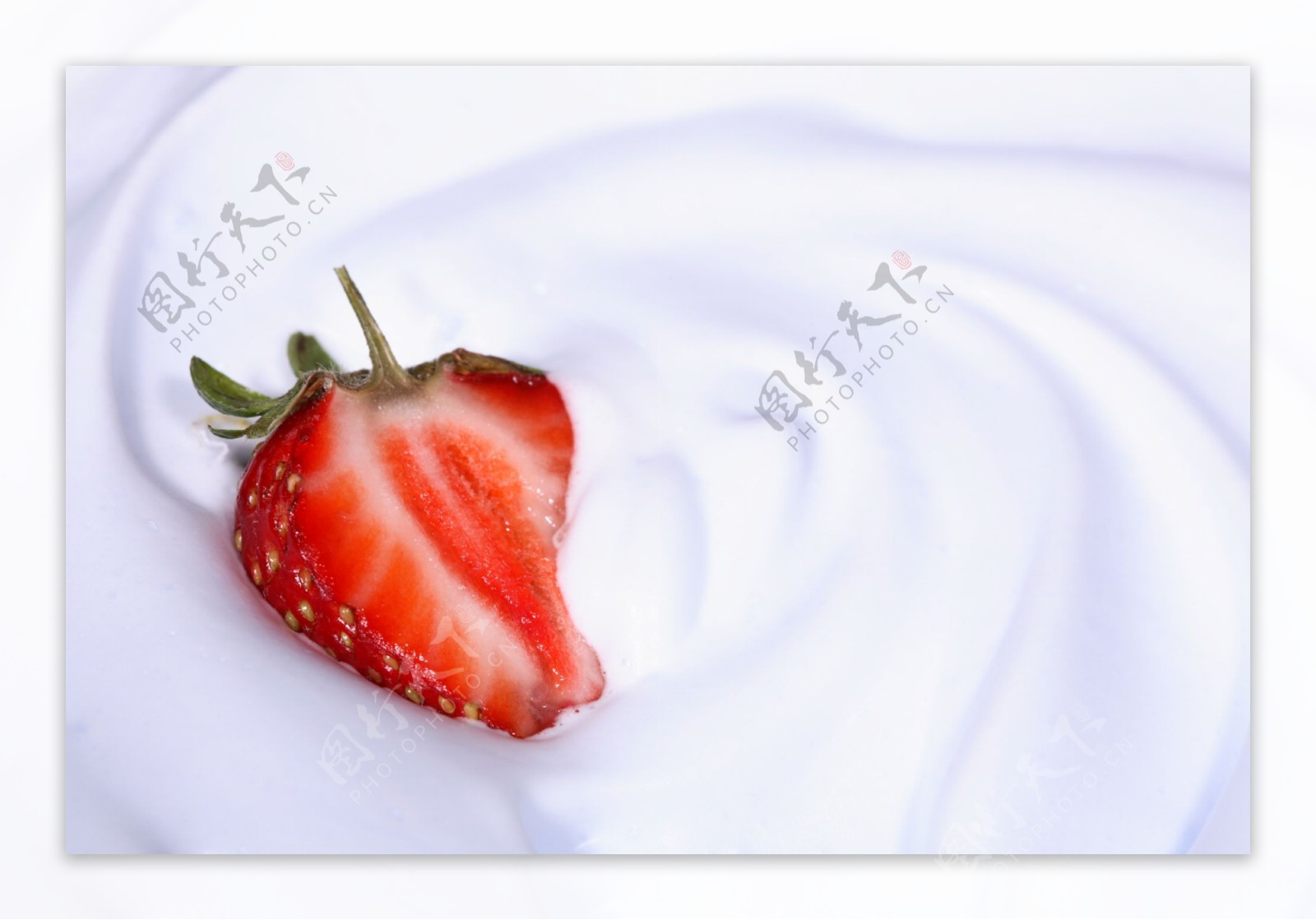 牛奶中水果草莓图片