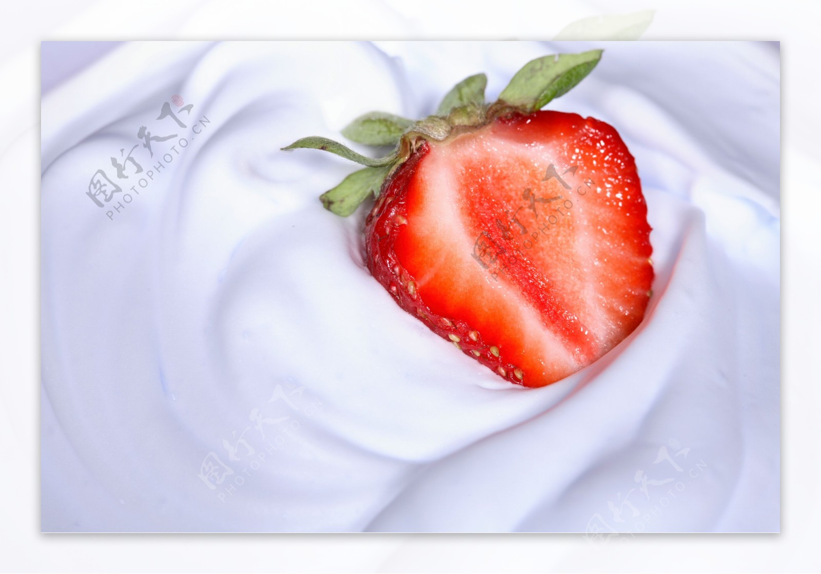 动感牛奶草莓水果图片