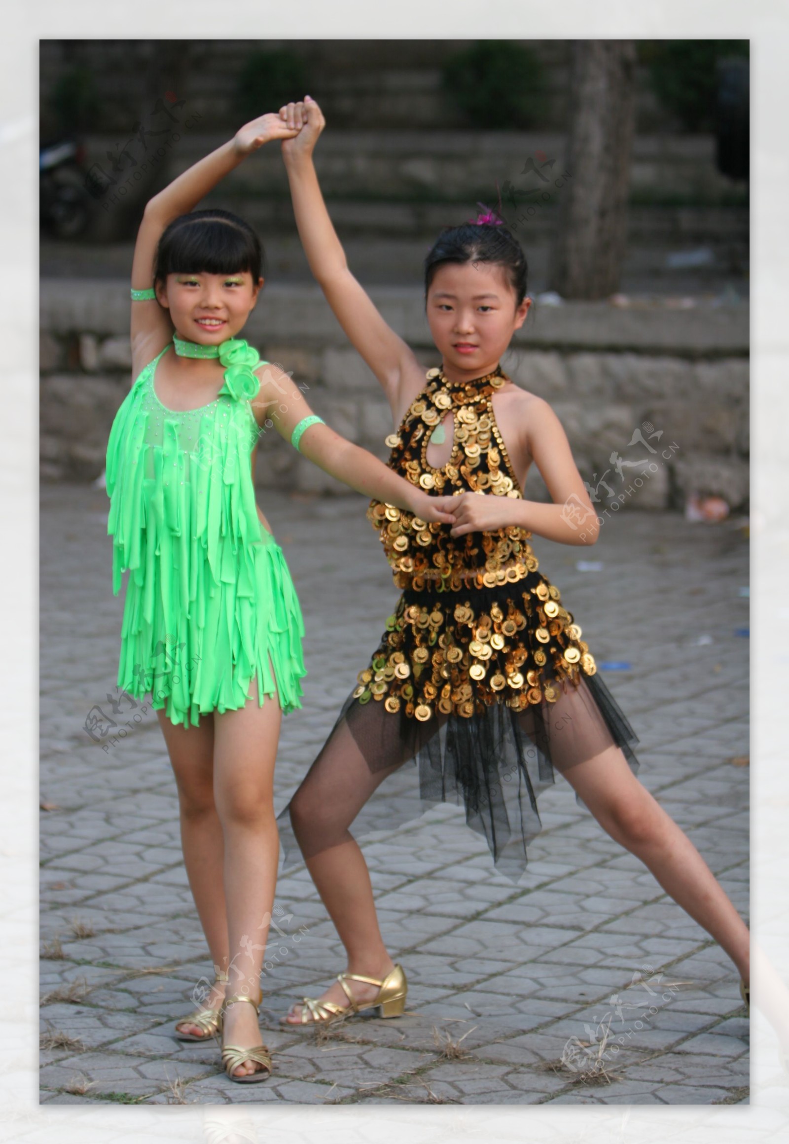 新款流苏儿童拉丁舞裙夏季女童舞蹈服比赛演出服装少儿练功服分体-阿里巴巴