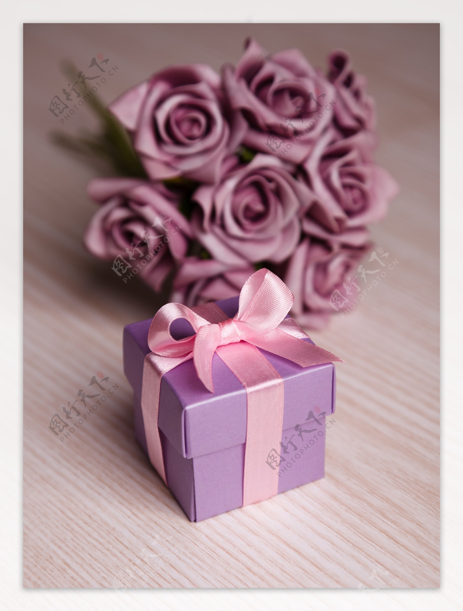 唯美玫瑰紫色礼物盒
