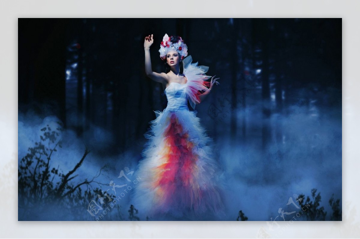 梦幻森林中的古装天使美女图片