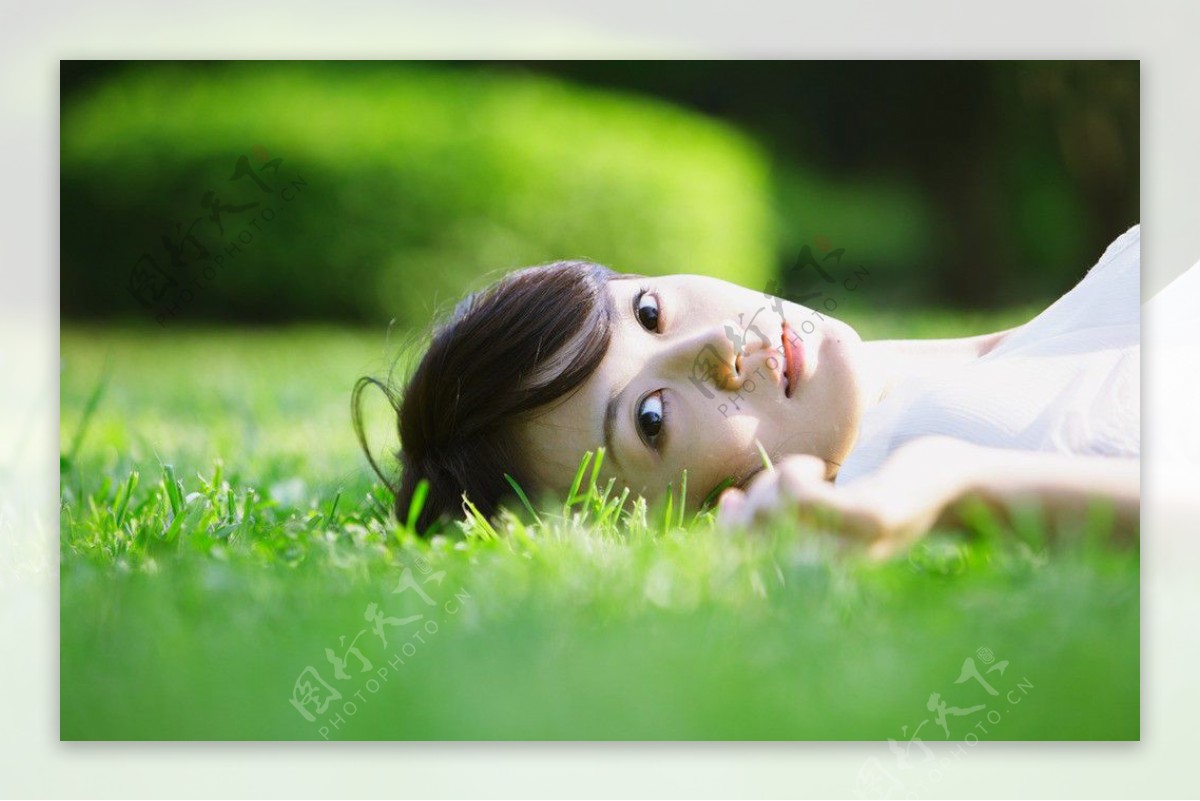 女孩赤脚在草坪上玩耍照片摄影图片_ID:383339873-Veer图库