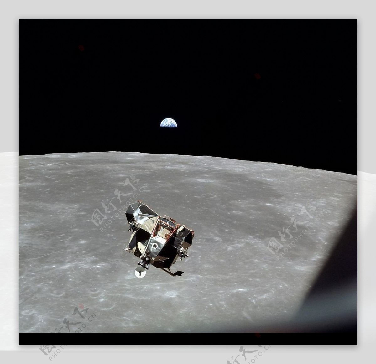 登月舱在月球表面图片