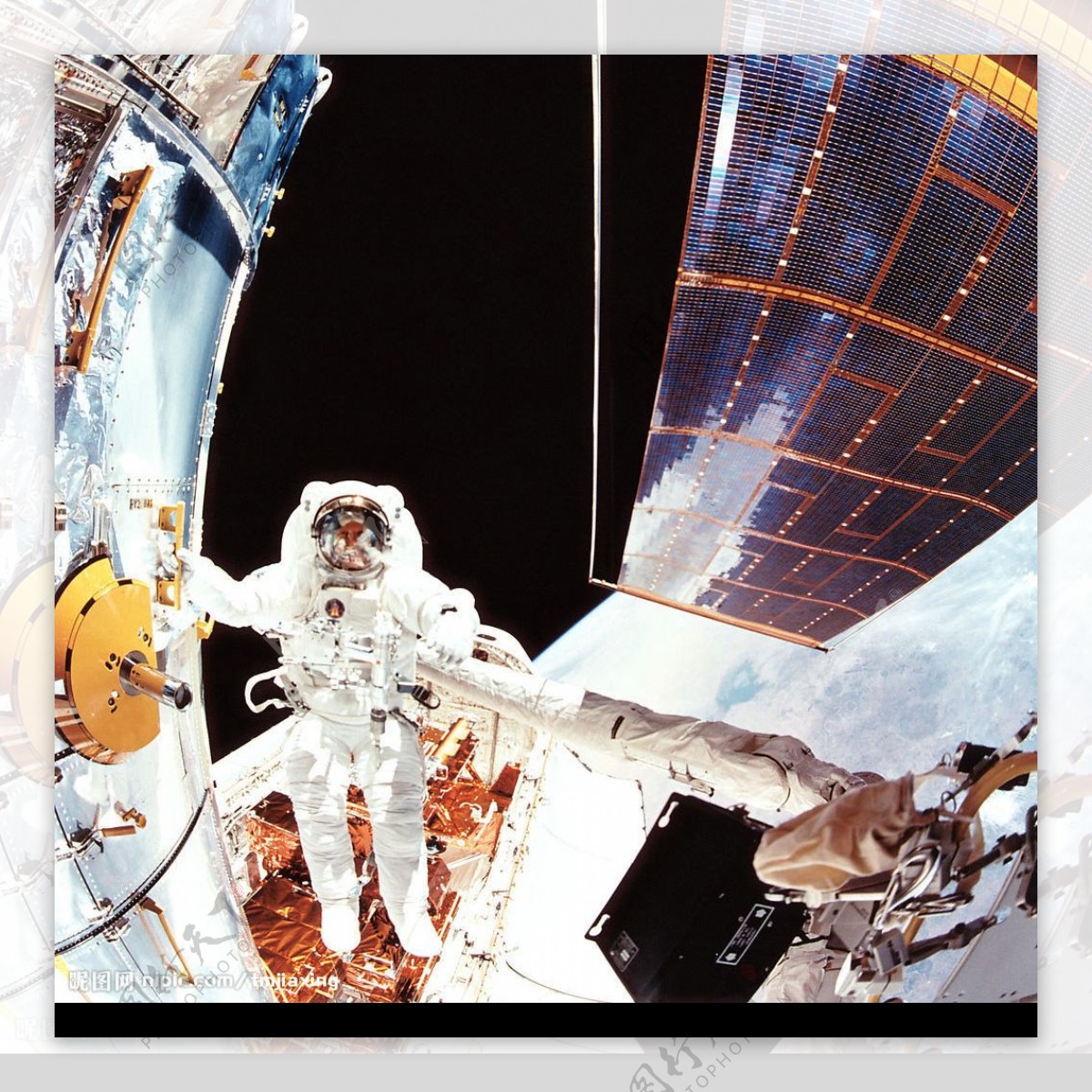 宇航员在太空站图片