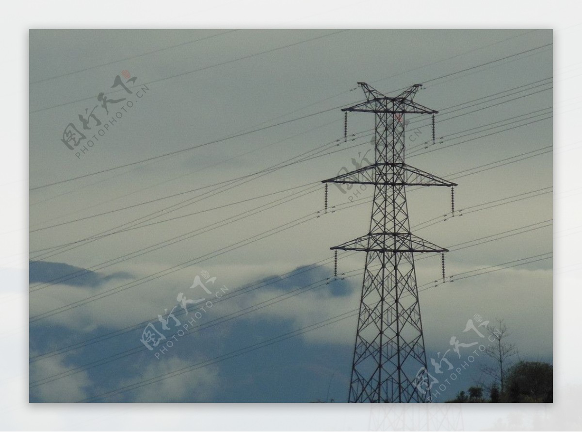 高入云端的高压线铁塔图片