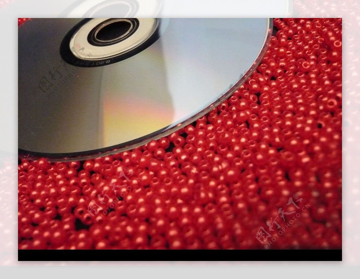 光碟与红色珠子图片