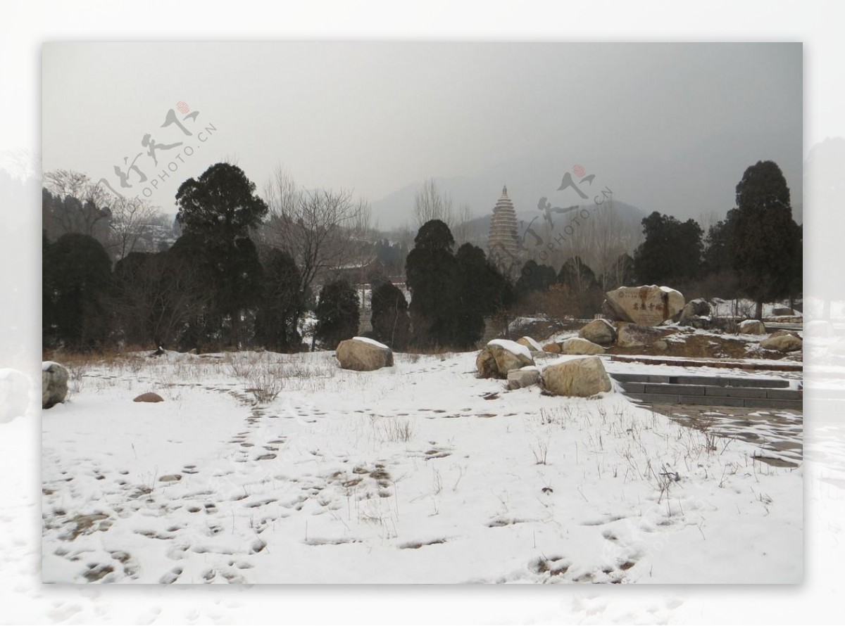 雪中的嵩岳寺塔图片