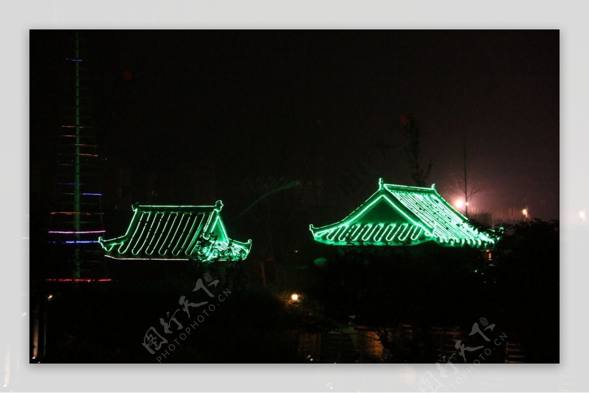 夏季夜灯白色寺庙图片