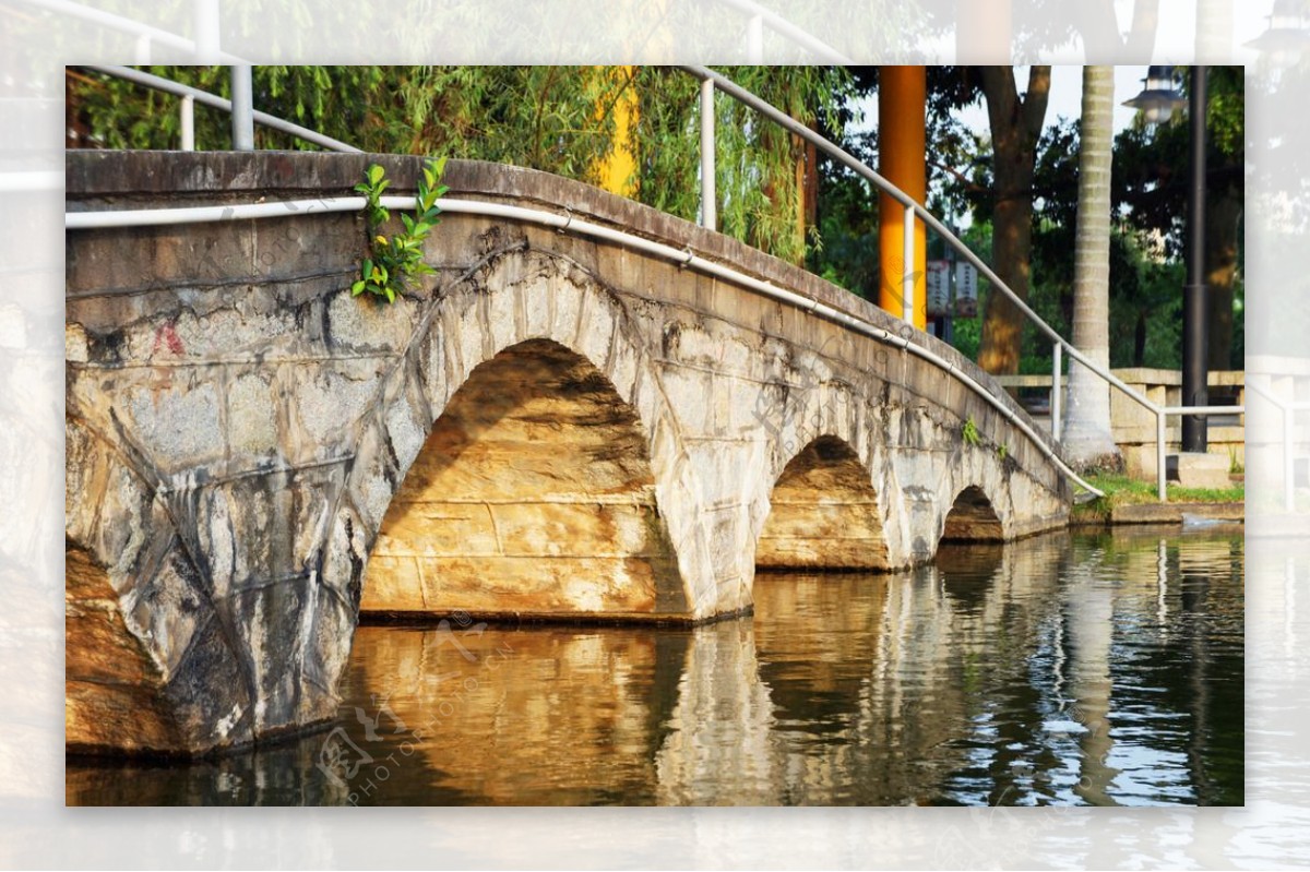 华侨大学秋中湖畔的小石桥图片