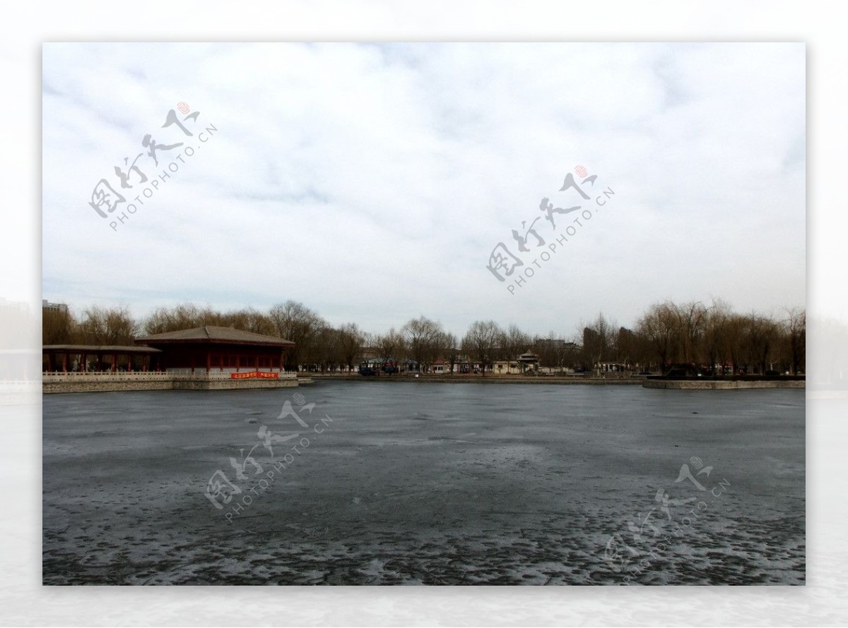 冬日湖面图片