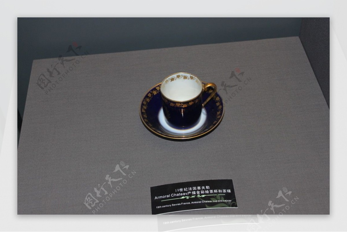 19世纪法国金彩绘茶杯茶碟图片