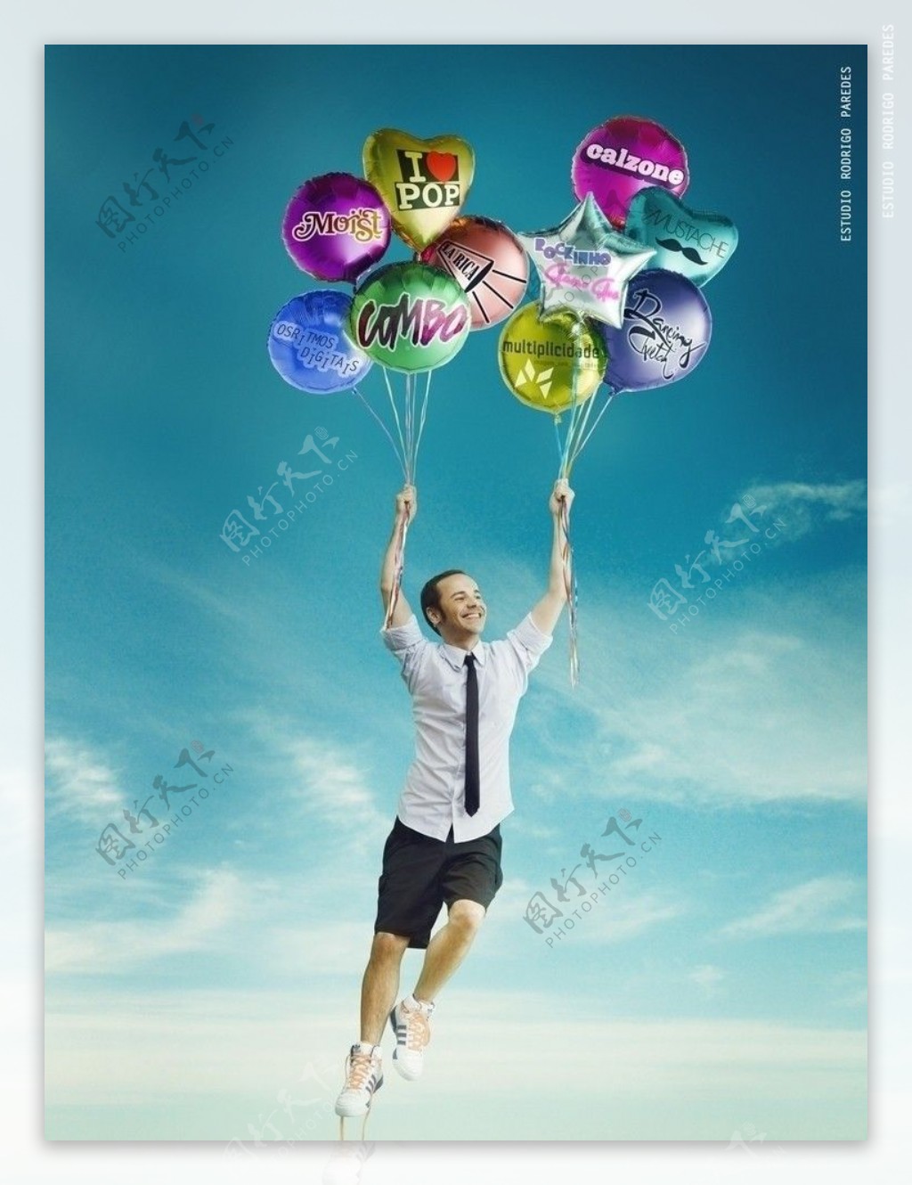 牵着气球飞行的男人图片