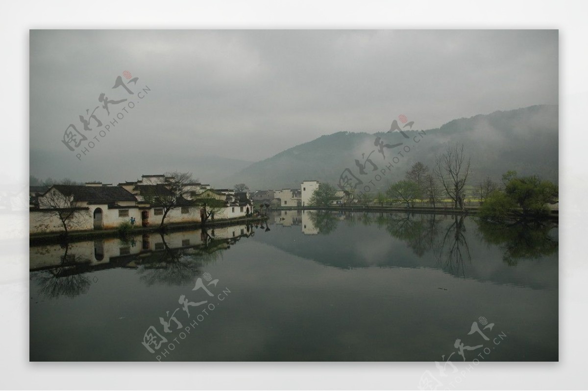 雾中的江南村落图片