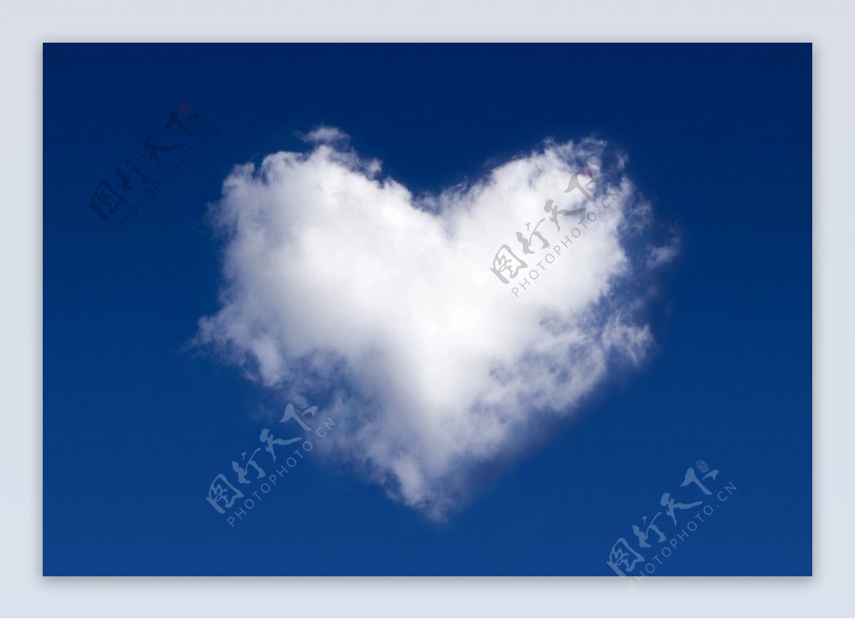 白云映衬着的心形的蓝天爱与蔚蓝