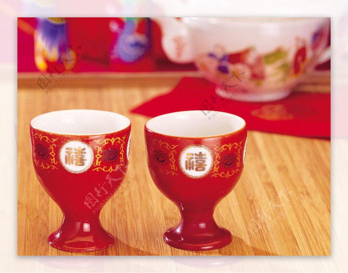 红色瓷酒杯图片