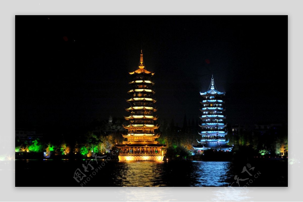 桂林两江四湖夜景双塔图片