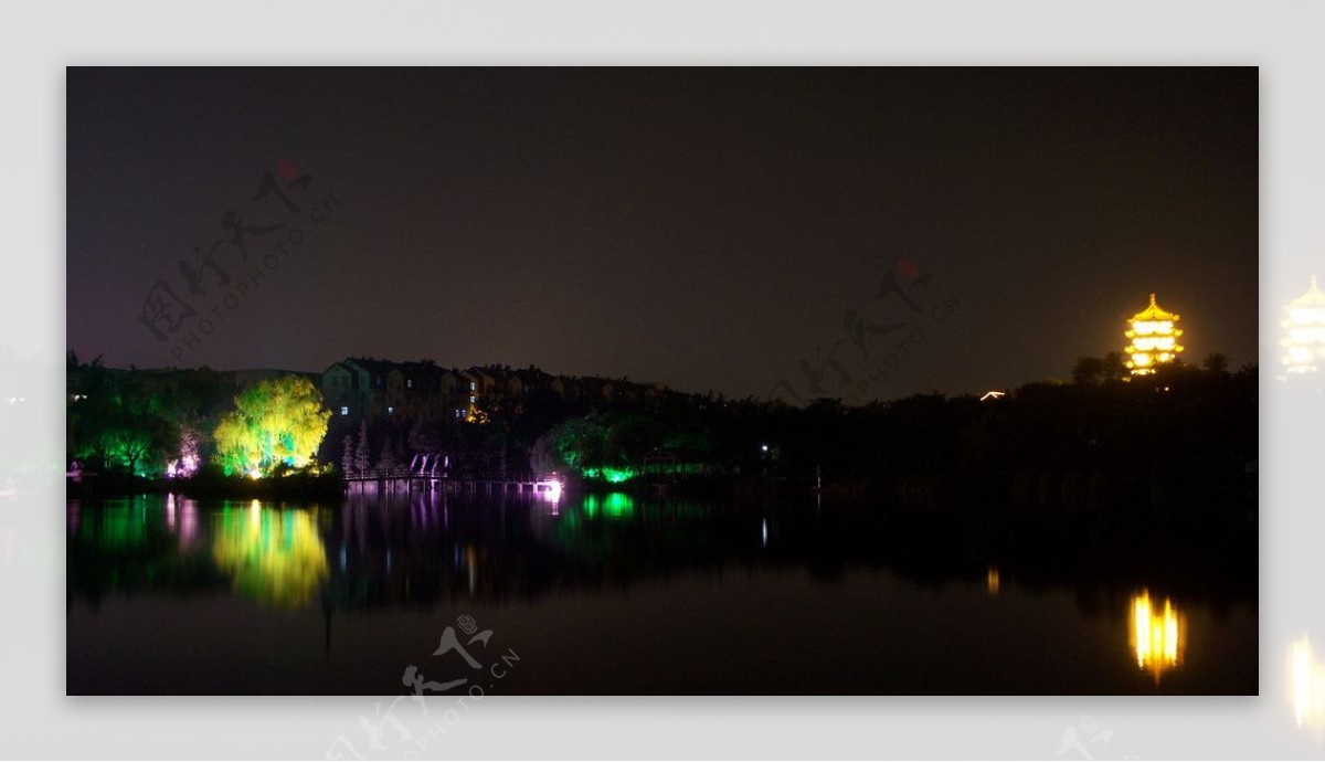 夜里的湖光山色图片